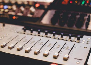 “Underground Vibes: Dive into the World of Indie and Underground Music”