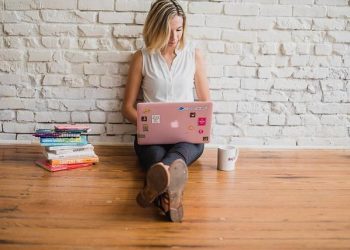 “Top 10 Fashion Influencers to Follow for Style Inspiration”