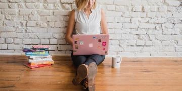 “Top 10 Fashion Influencers to Follow for Style Inspiration”